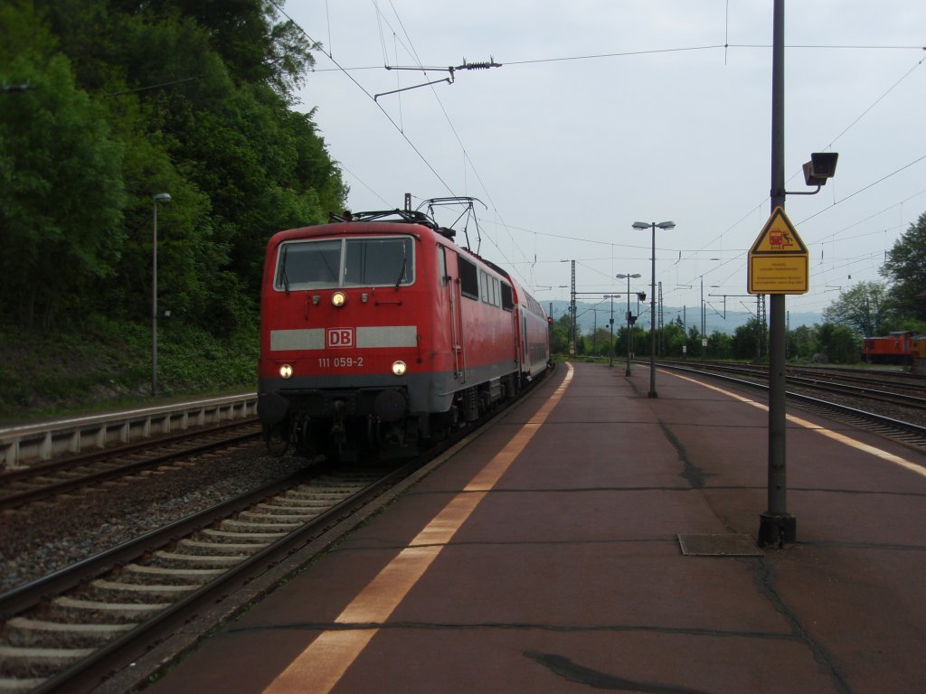 111 059 als Fulda - RE Frankfurt (Main) Hbf bei der Einfahrt in Schlchtern. 29.05.2010