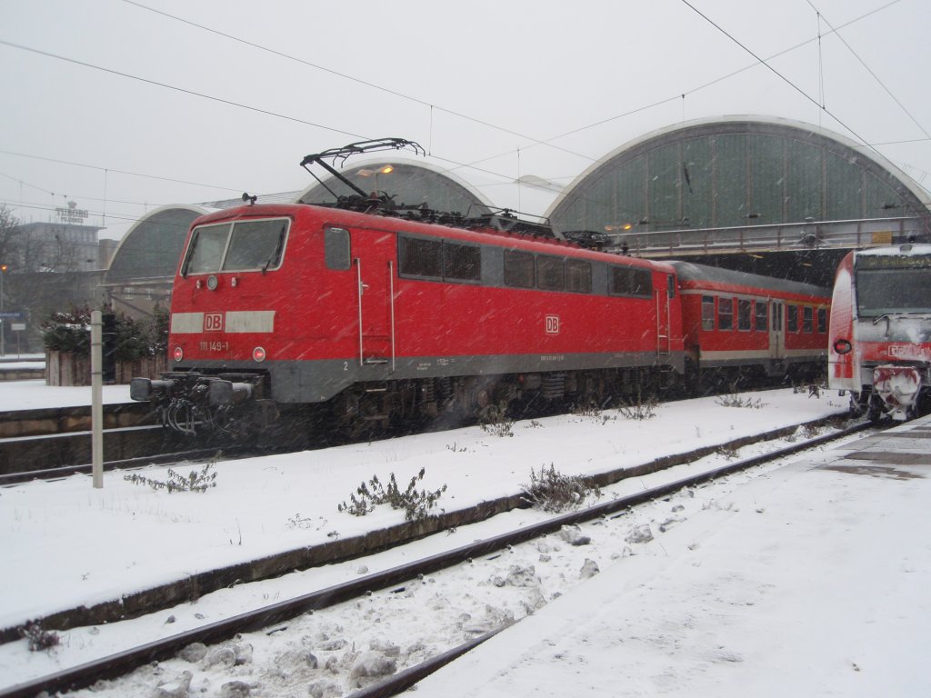 111 149 der DB Regio NRW als RE 13 Ersatzverkehr der eurobahn nach Venlo in Mnchengladbach Hbf. 09.01.2010