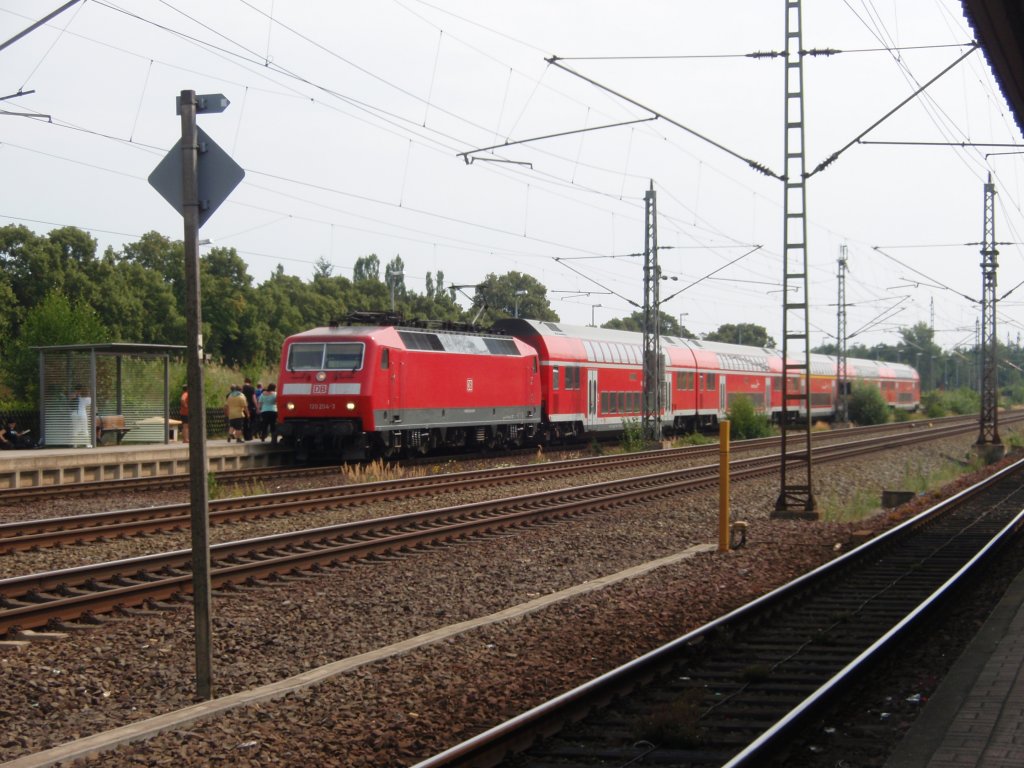 120 204 als RE Rostock Hbf - Hamburg Hbf in Bchen. 10.08.2009