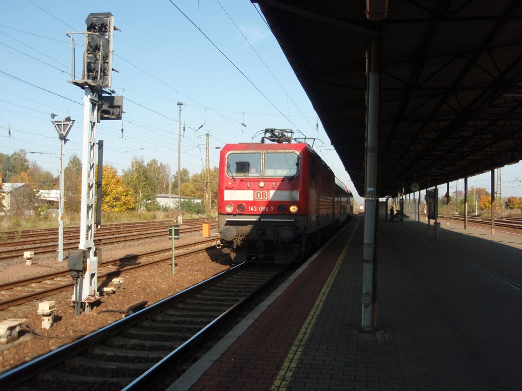 143 086 als RB 130 Leipzig Hbf - Zwickau (Sachs.) Hbf in Gnitz. 23.10.2010