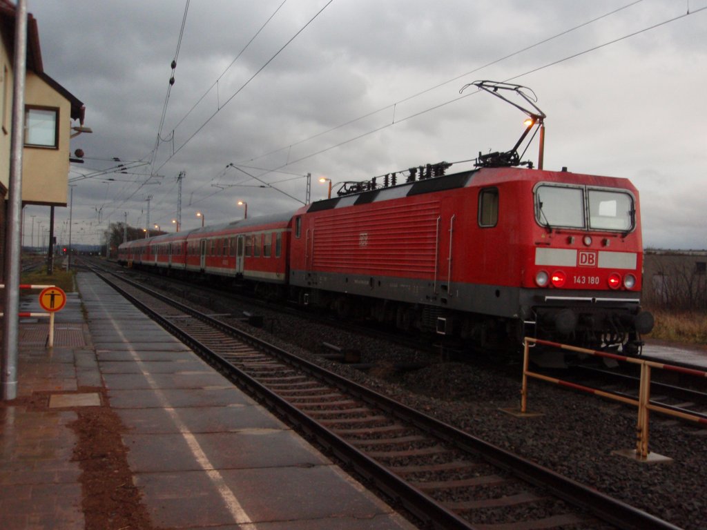 143 180 als RE 9 Kassel-Wilhelmshhe - Halle (Saale) Hbf in Berga-Kelbra. 03.12.2011