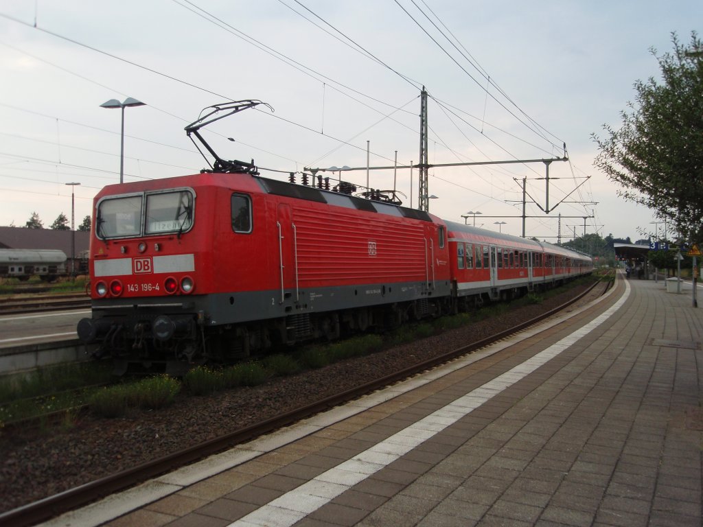 143 196 als RB nach Hamburg-Altona in Itzehoe. 08.08.2009
