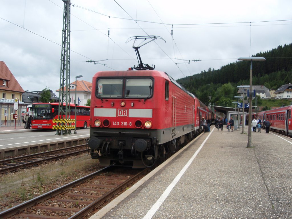 143 316 als RB nach Freiburg (Breisgau) Hbf in Neustadt (Schwarz.). 15.08.2010