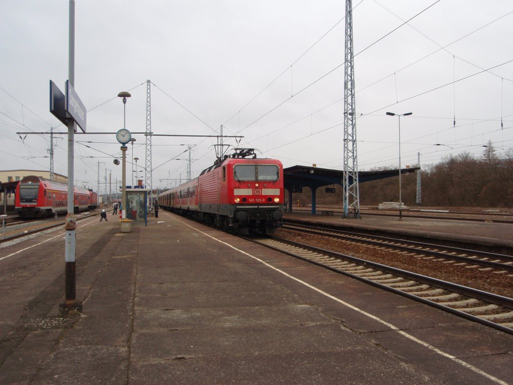 143 363 als RE 9 Kassel Hbf - Halle (Saale) Hbf in Sangerhausen. 13.03.2010