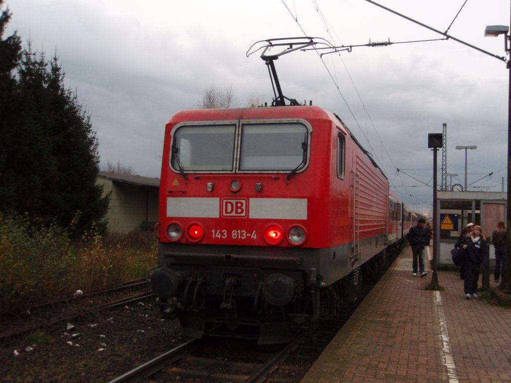 143 813 als RB aus Rotenburg (Wmme) in Twistringen. 13.11.2010