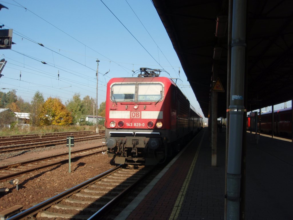 143 829 als RE 8 Leipzig Hbf - Zwickau (Sachs.) Hbf in Gnitz. 23.10.2010