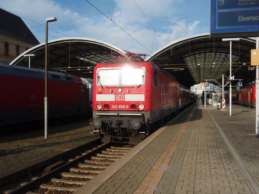 143 858 als RB nach Eisenach in Halle (Saale) Hbf. 07.11.2009