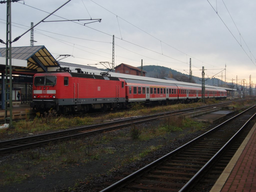 143 867 als RB 20 nach Halle (Saale) Hbf in Eisenach. 14.11.2009