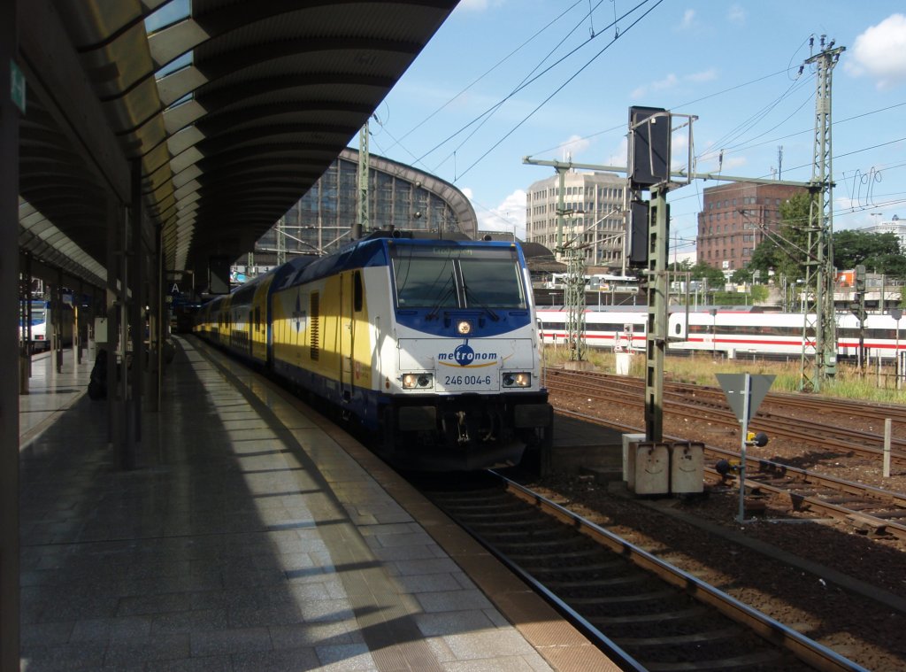 246 004 der metronom Eisenbahngesellschaft als ME nach Cuxhaven bei der Ausfahrt aus Hamburg Hbf. 13.08.2009