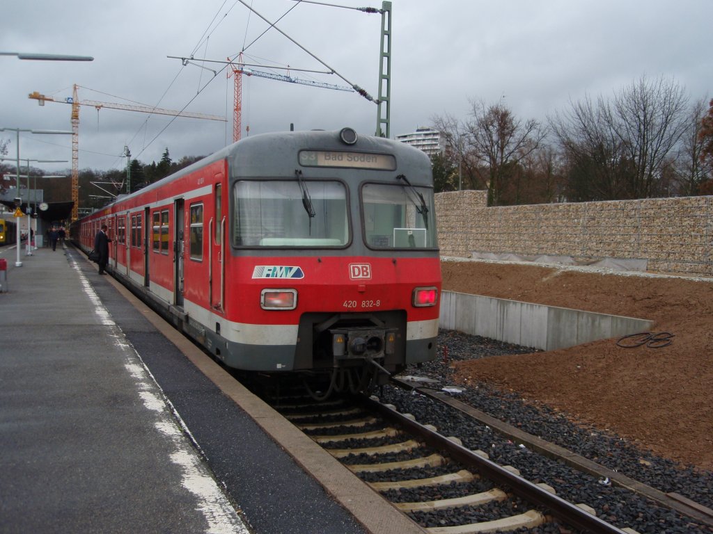 420 832 als S 3 nach Darmstadt Hbf in Bad Soden. 27.03.2010