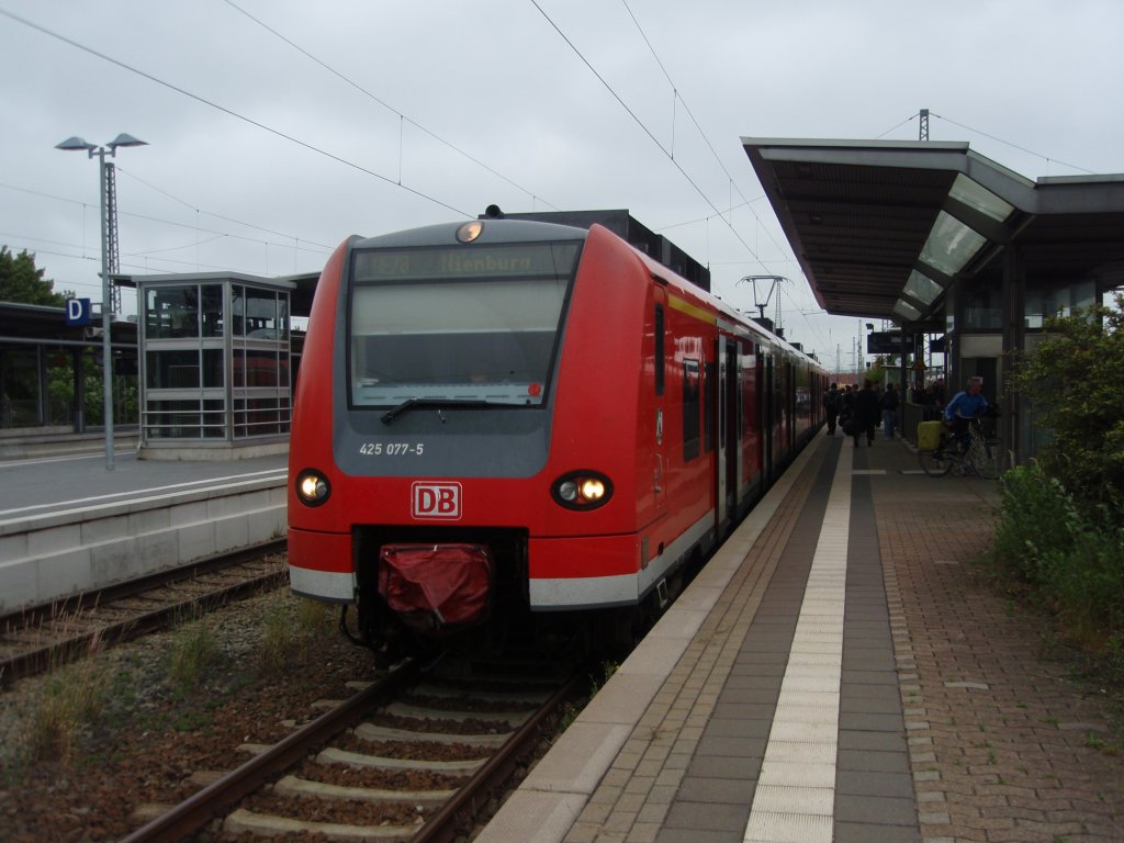 425 077 als RE 78 aus Bielefeld Hbf in Nienburg (Weser). 11.06.2009