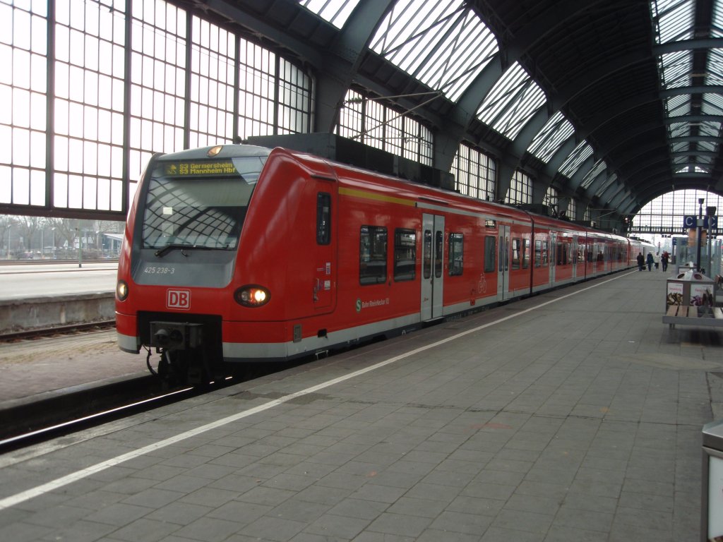 425 238 als S 3 nach Germersheim in Karlsruhe Hbf. 29.01.2011