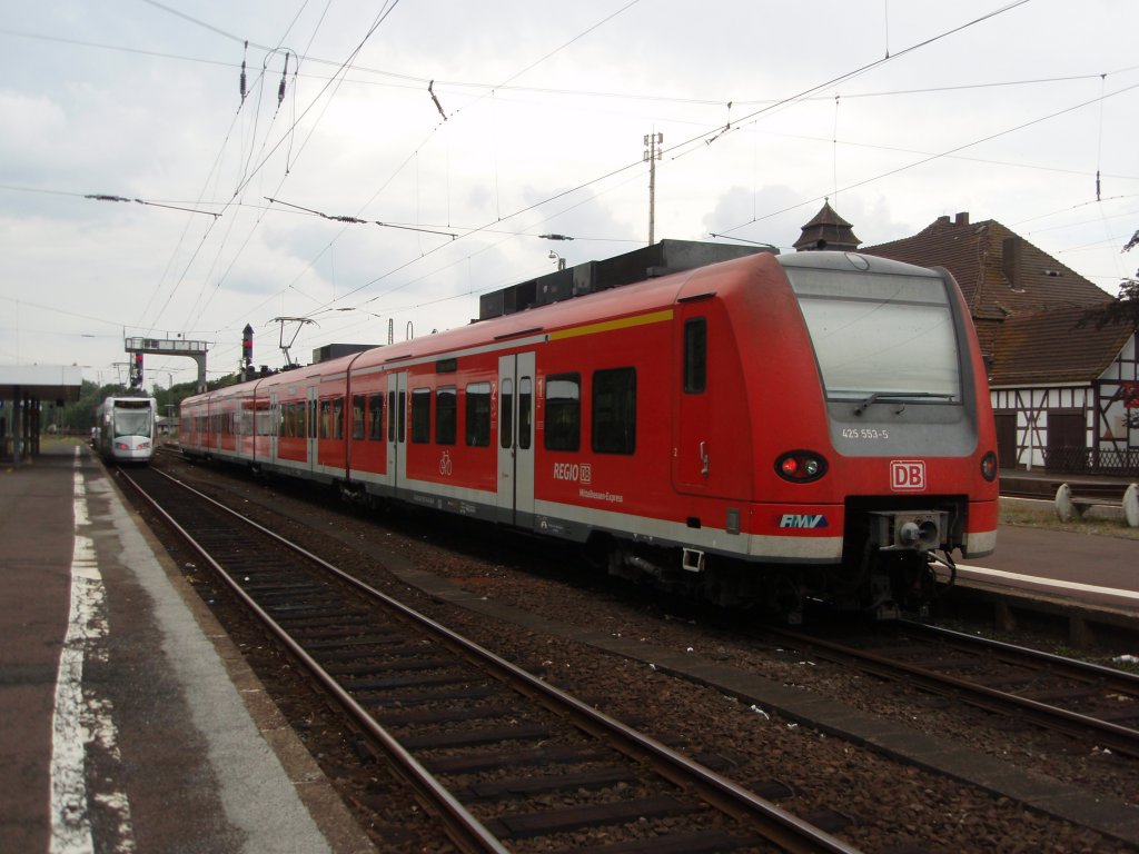 425 553 als RE nach Frankfurt (Main) Hbf in Treysa. 01.08.2009