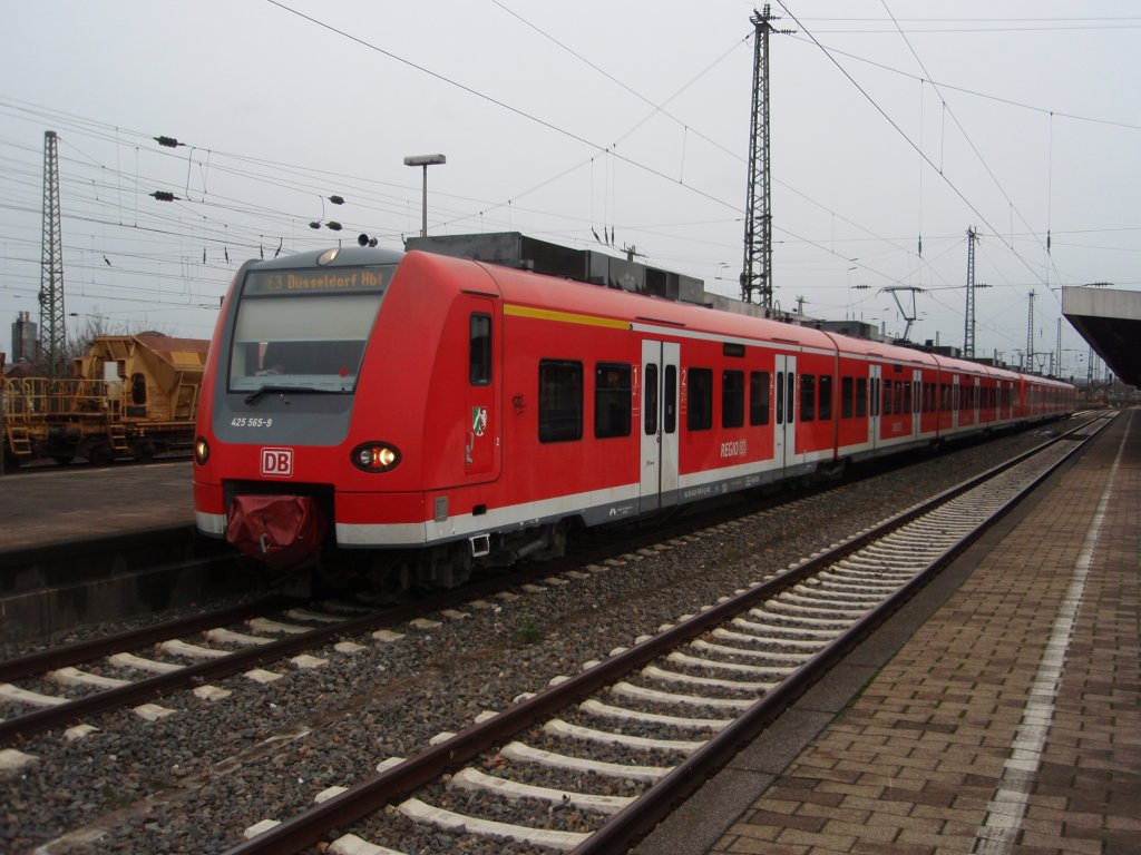 425 565 als RE 3 nach Dsseldorf Hbf in Hamm (Westf.). 28.11.2009