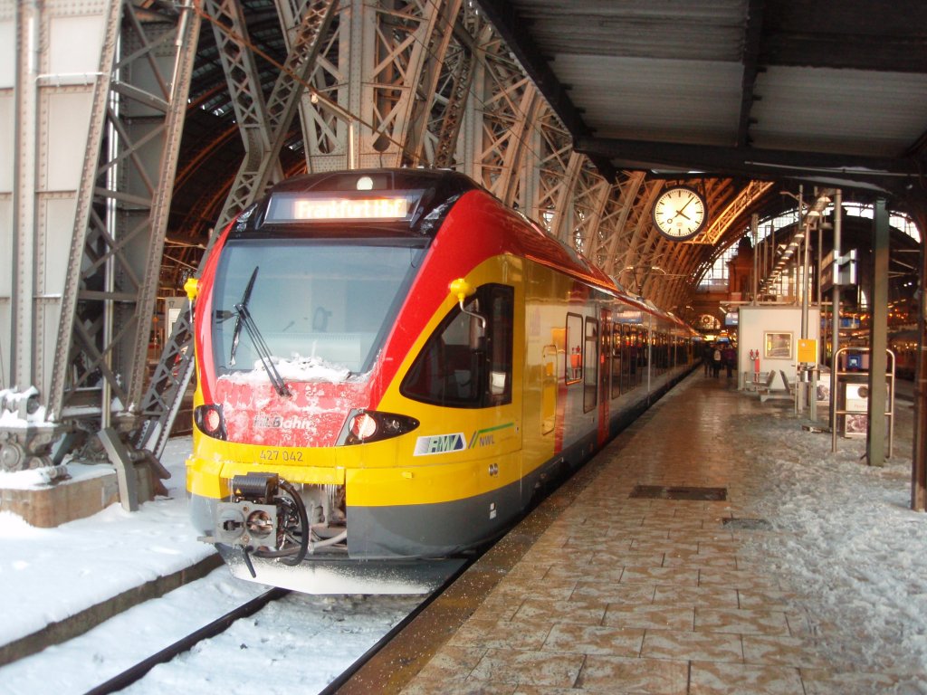 427 042 der Hessischen Landesbahn als RE nach Siegen in Frankfurt (Main) Hbf. 18.12.2010