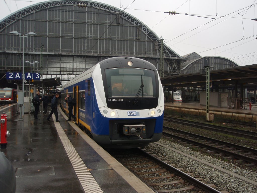 440 330 der NordWestBahn als Prsentationsfahrt aus Bremerhaven-Lehe in Bremen Hbf. 20.11.2010