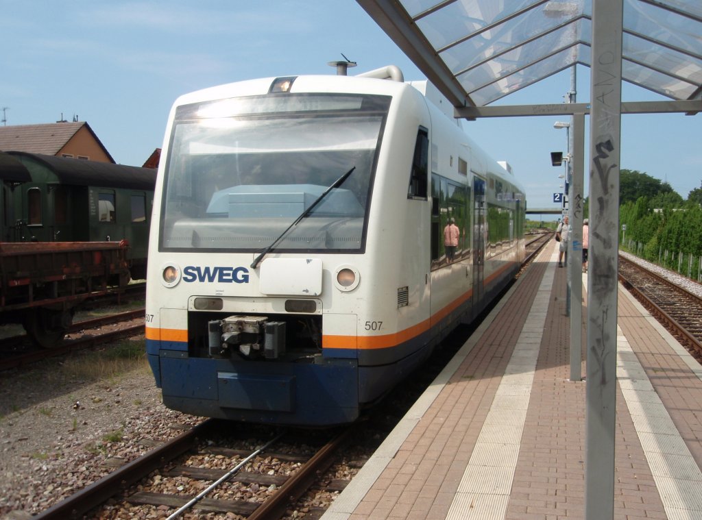 507 der Sdwestdeutschen Verkehrsgesellschaft als SWE Breisach - Riegel am Kaiserstuhl bei der Einfahrt in Riegel am Kaiserstuhl Ort. 20.08.2010