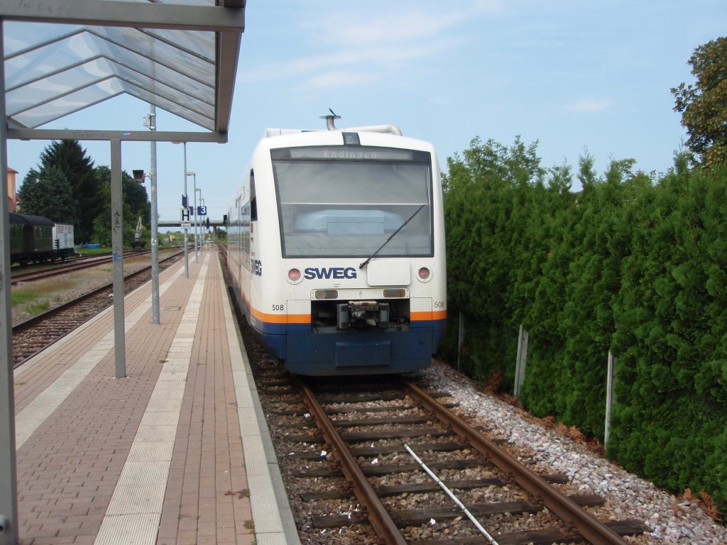 508 der Sdwestdeutschen Verkehrsgesellschaft als SWE Gottenheim - Endingen am Kaiserstuhl in Riegel am Kaiserstuhl Ort. 20.08.2010