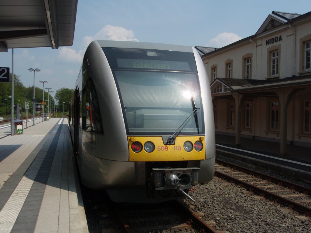 509 110 der Hessischen Landesbahn als HLB Gelnhausen - Gieen in Nidda. 29.05.2010