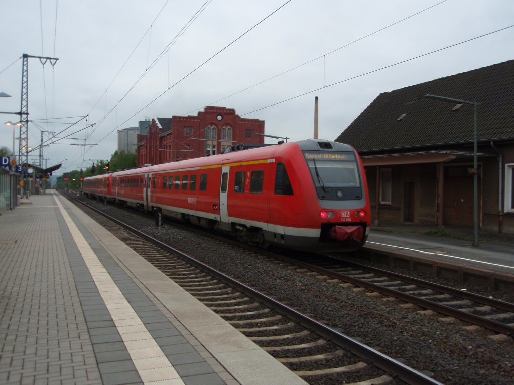 612 048 als RE 17 Hagen Hbf - Kassel-Wilhelmshhe in Warburg (Westf.). 13.05.2010