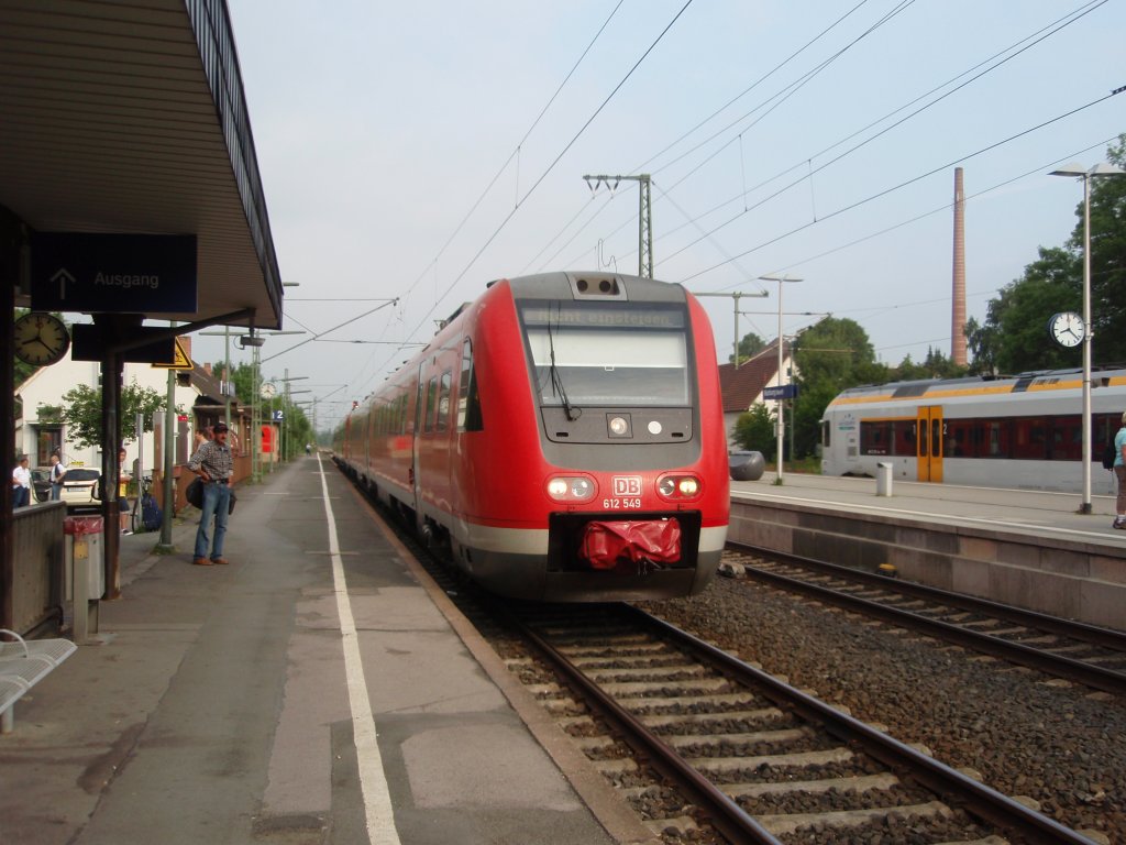 612 549 als RE 17 aus Meschede in Warburg (Westf.). 04.07.2009