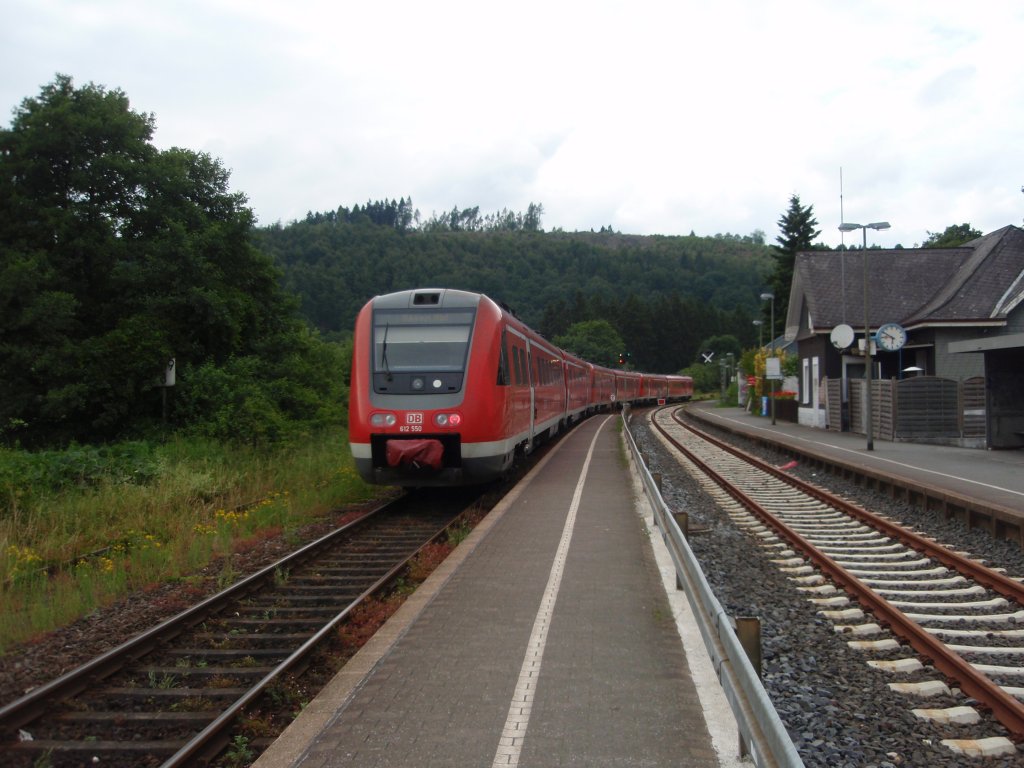 612 550 als RE 17 Kassel-Wilhelmshhe - Hagen Hbf bei der Ausfahrt aus Freienohl. 28.06.2009