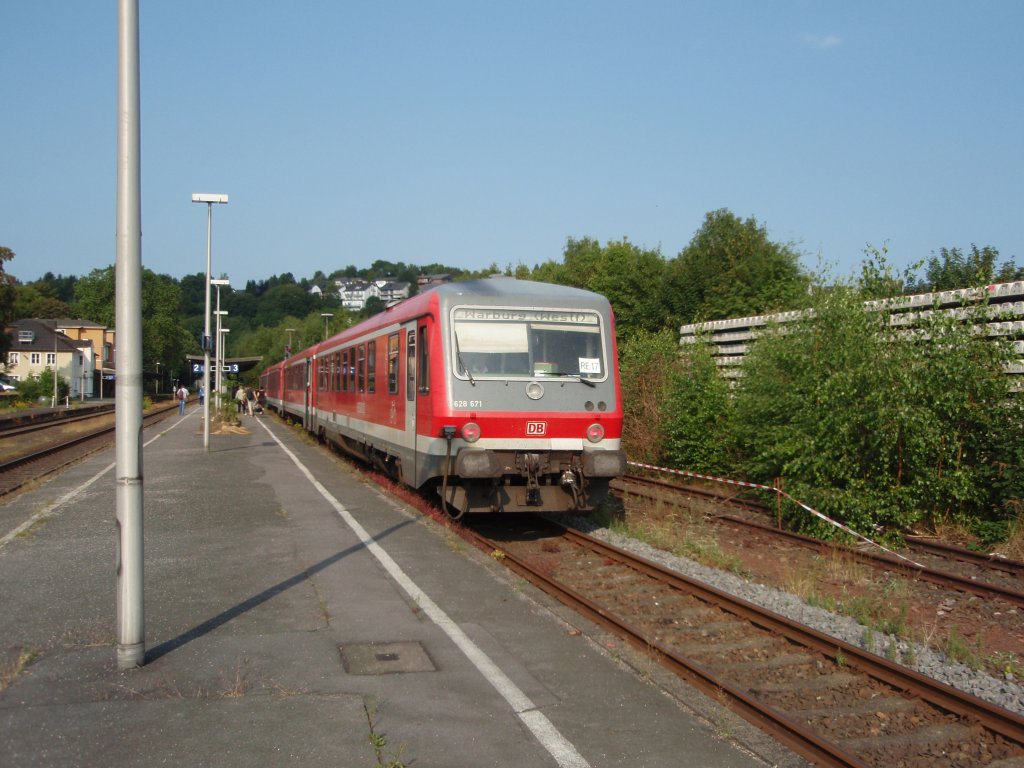628 671 als RE 17 nach Hagen Hbf in Arnsberg (Westf.). 05.07.2009