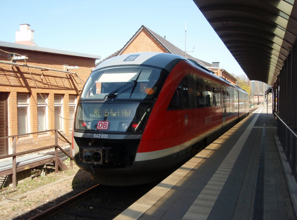 642 031 als RE 2 nach Erfurt Hbf in Saalfeld (Saale). 17.04.2010