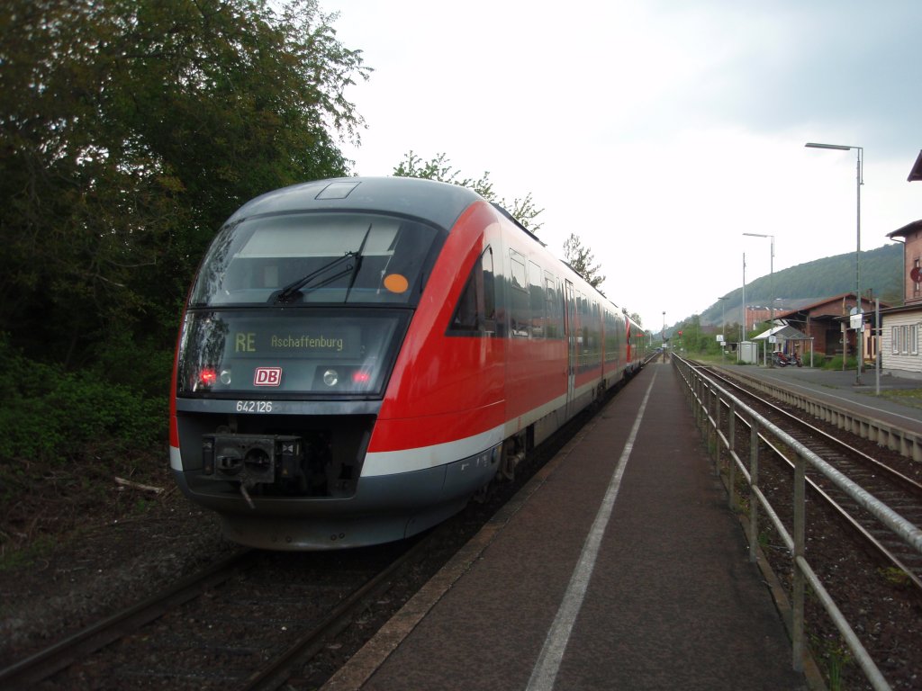 642 126 als RE Crailsheim - Aschaffenburg Hbf in Klingenberg (Main). 08.05.2010