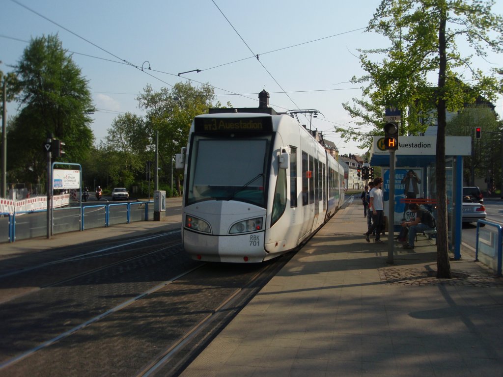 701 der Regionalbahn Kassel als RT 3 aus Hofgeismar Hmme in Kassel Auestadion. 30.04.2011