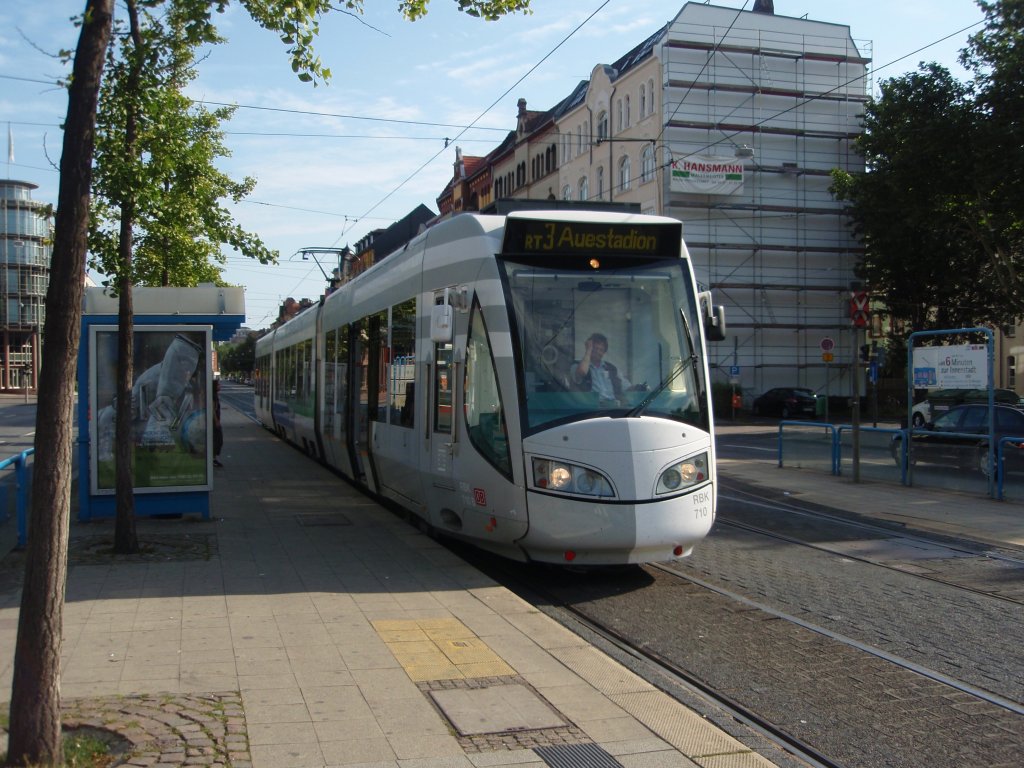 710 der Regionalbahn Kassel als RT 3 aus Warburg (Westf.) in Kassel-Auestadion. 01.08.2009