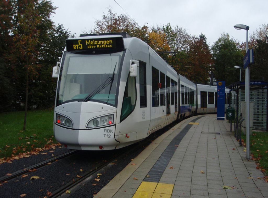 712 der Reginalbahn Kassel als RT 5 nach Melsungen in Kassel-Leipziger Strae. 16.10.2010
