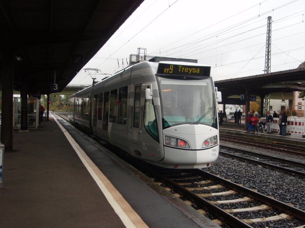712 der Regionalbahn Kassel als RT 9 Kassel-Leipziger Strae - Schwalmstadt-Treysa in Wabern. 16.10.2010