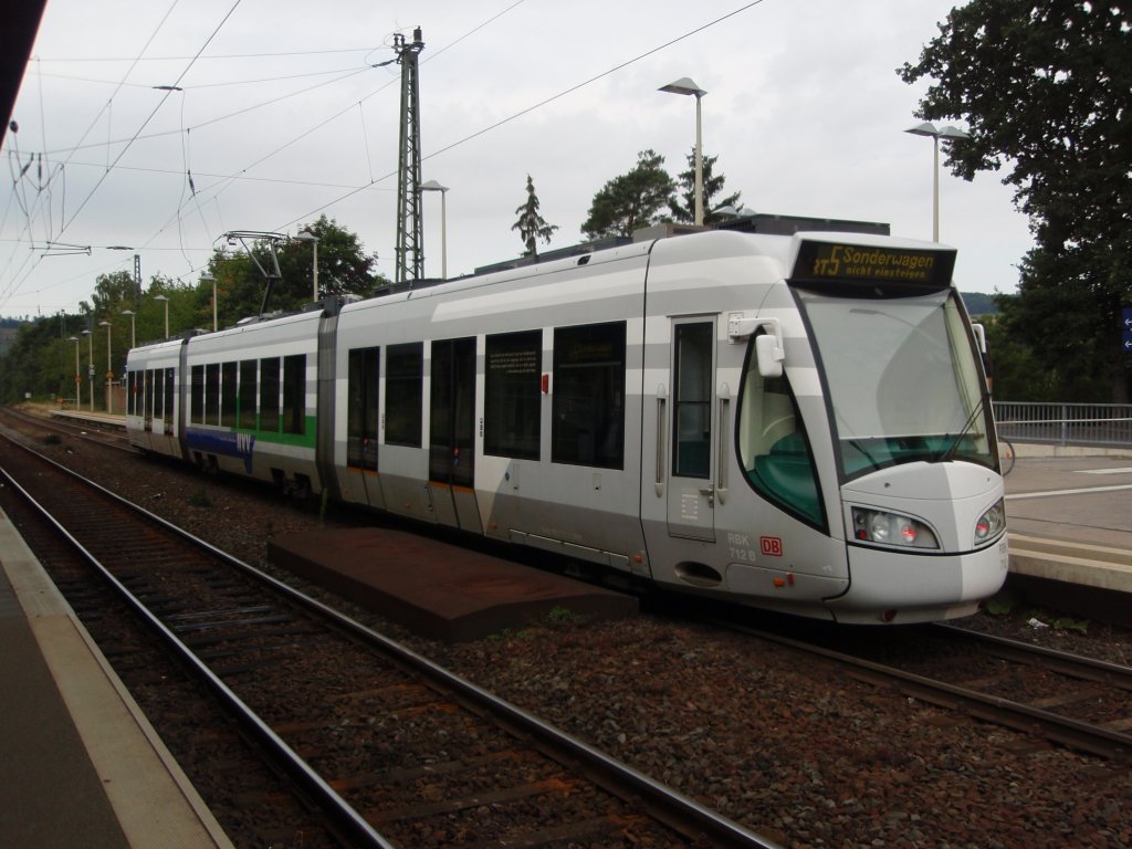 712 der Regionalbahn Kassel als RT 5 aus Kassel-Leipziger Strae bei der Ausfahrt aus Melsungen. 01.08.2009
