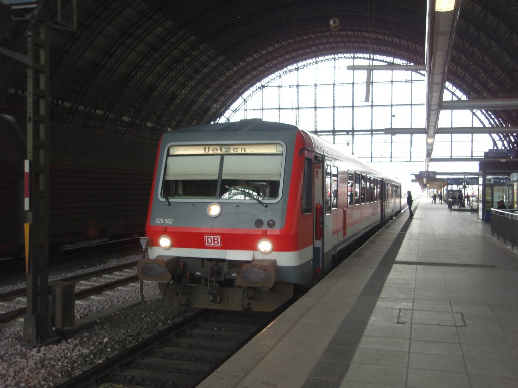 928 562 als RB nach Uelzen in Bremen Hbf. 16.04.2011
