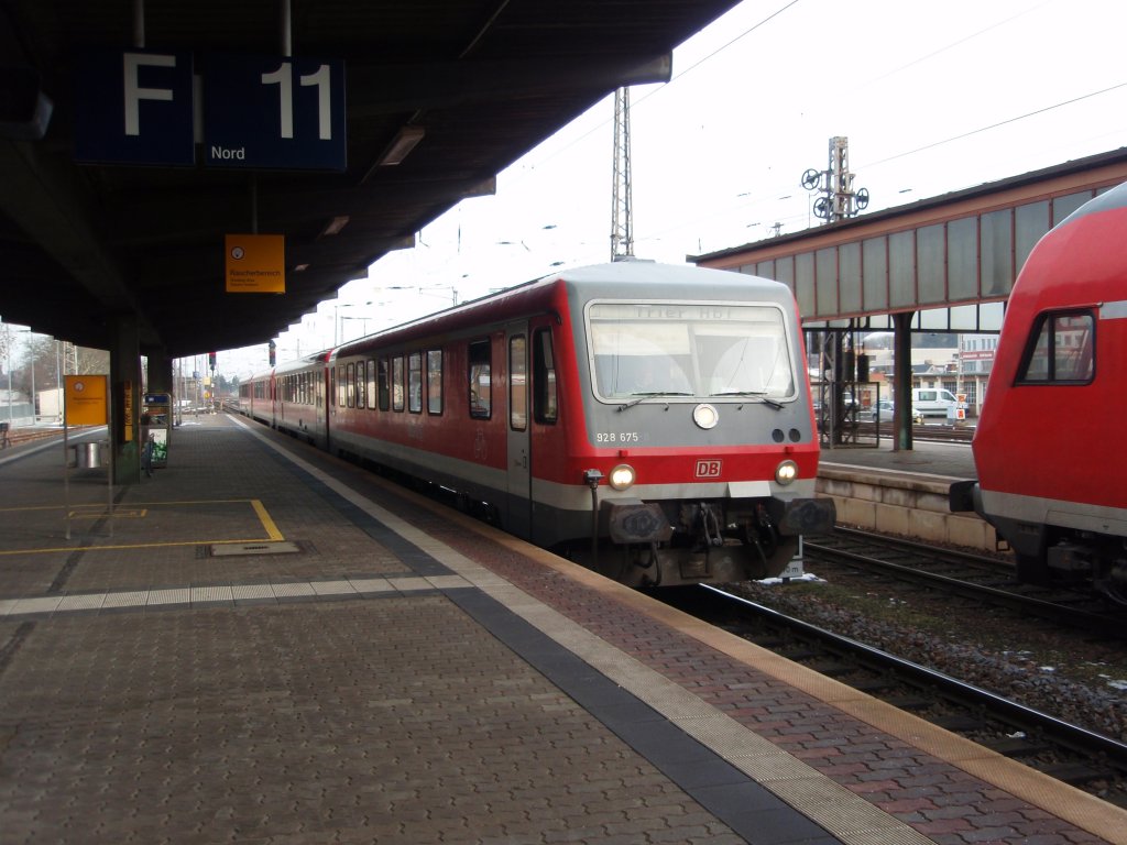 928 675 als RE 12 aus Kln Messe/Deutz in Trier Hbf. 16.01.2010