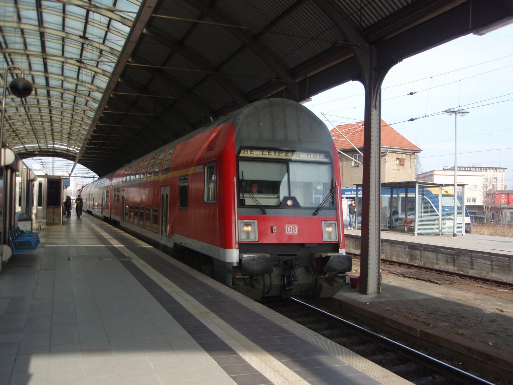 Ein Doppelstock Steuerwagen als RE 5 nach Leipzig Hbf in Halle (Saale) Hbf. 05.03.2011