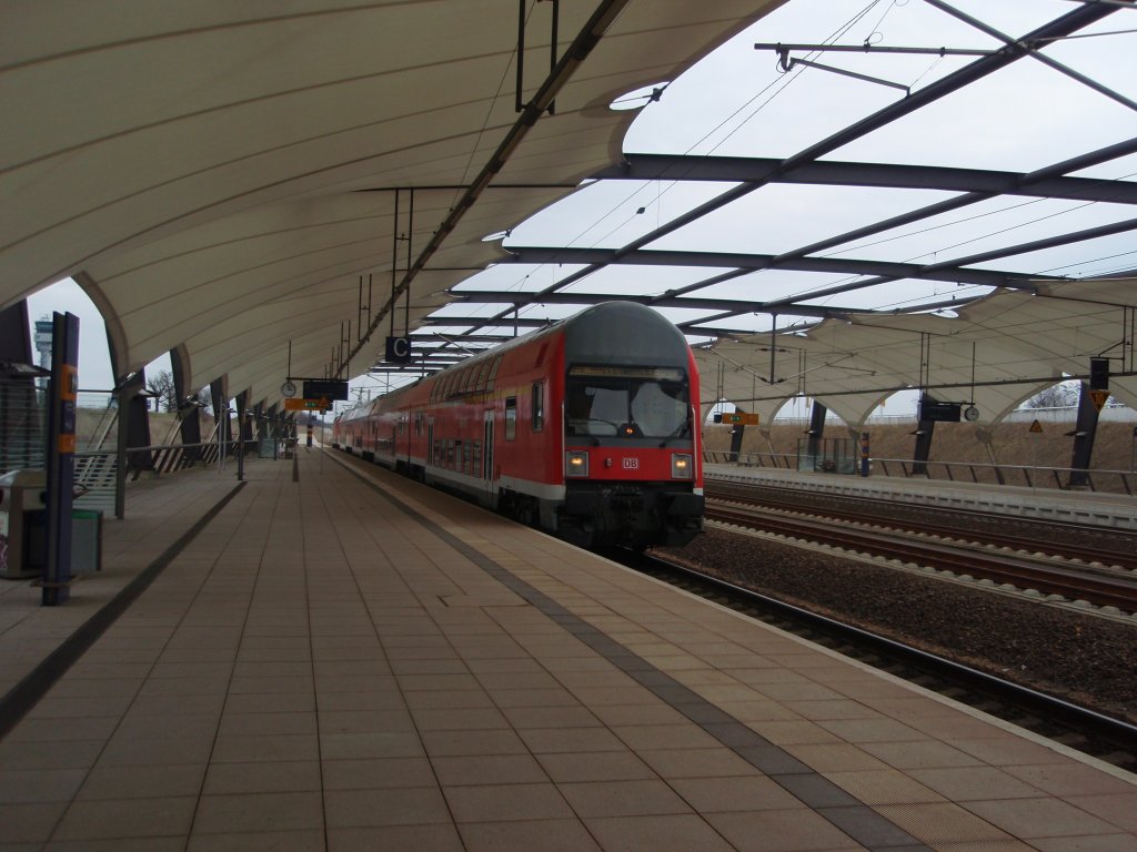 Ein Doppelstock Steuerwagen als RE 5 Leipzig Hbf - Halle (Saale) Hbf bei der Einfahrt in Leipzig/Halle Flughafen. 26.03.2011 