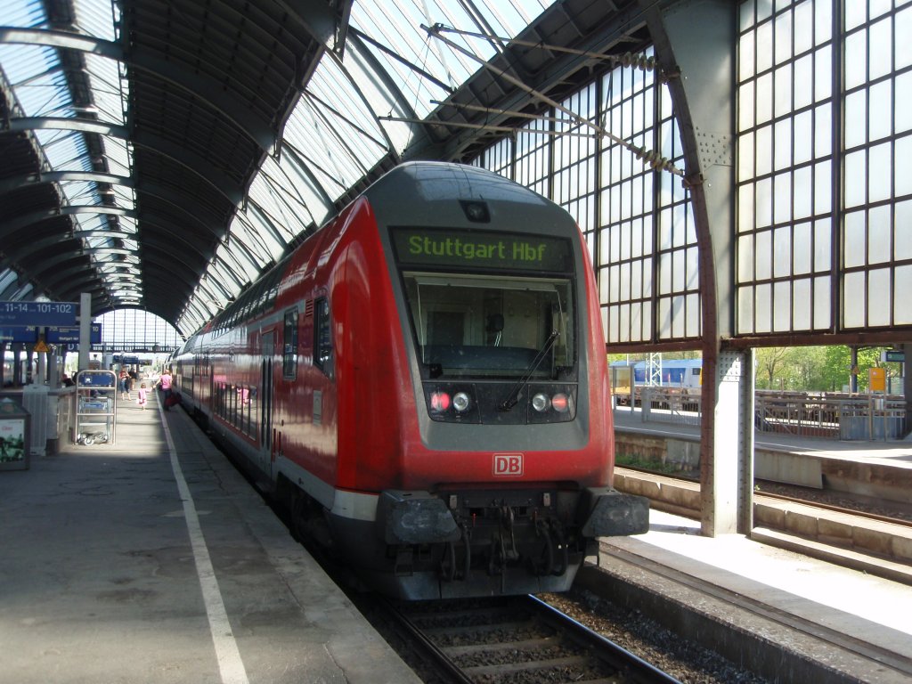 Ein Doppelstock Steuerwagen als RE nach Stuttgart Hbf in Karlsruhe Hbf. 09.04.2011