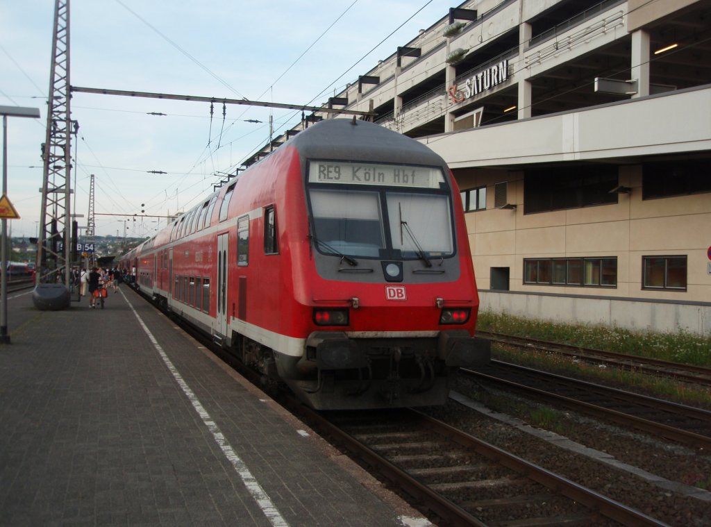 Ein Doppelstock Steuerwagen als RE 9 aus Aachen Hbf in Siegen. 07.05.2011