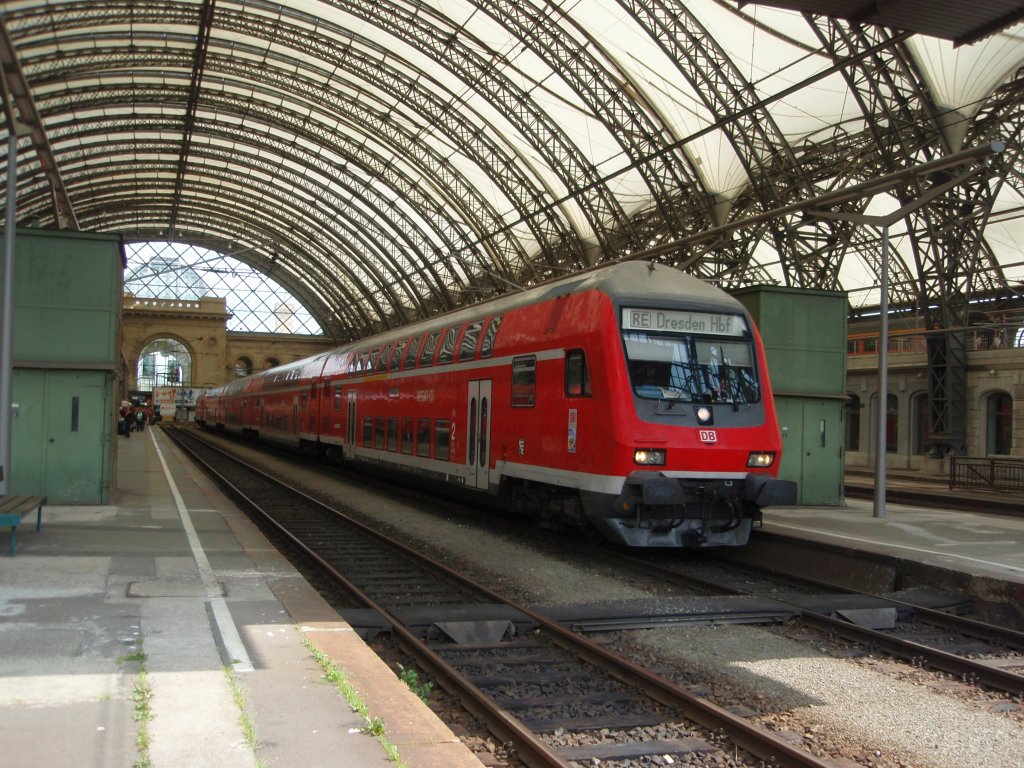 Ein Doppelstock Steuerwagen als RE nach Leipzig Hbf in Dresden Hbf. 24.06.2011