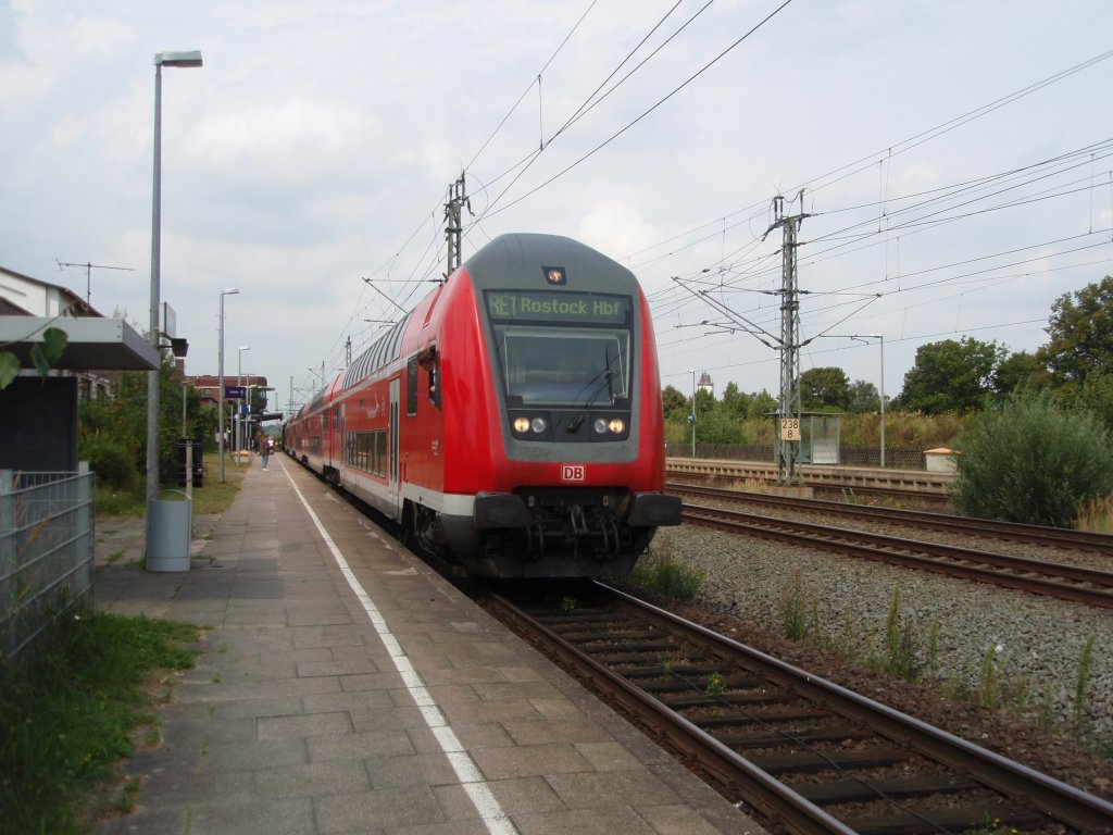 Ein Doppelstock Steuerwagen als RE Hamburg Hbf - Rostock Hbf in Bchen. 10.08.2009