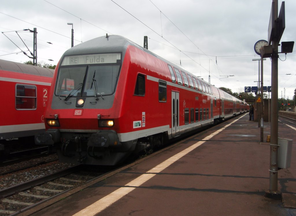 Ein Doppelstock Steuerwagen als RE Frankfurt (Main) - Fulda in Schlchtern. 17.10.2009