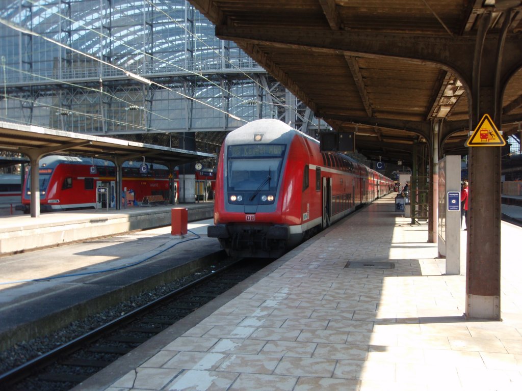 Ein Doppelstock Steuerwagen als RE nach Kassel Hbf in Frankfurt (Main) Hbf. 10.04.2010