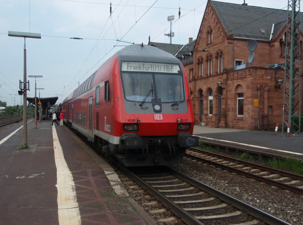 Ein Doppelstock Steuerwagen als RE Fulda - Frankfurt (Main) Hbf in Gelnhausen. 29.05.2010