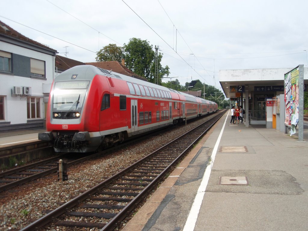 Ein Doppelstock Steuerwagen als RE Stuttgart Hbf - Tbingen Hbf in Nrtingen. 14.08.2010