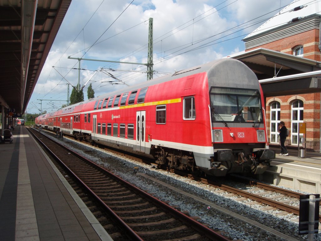 Ein Doppelstock Steuerwagen als S 1 nach Warnemnde in Rostock Hbf. 15.08.2011