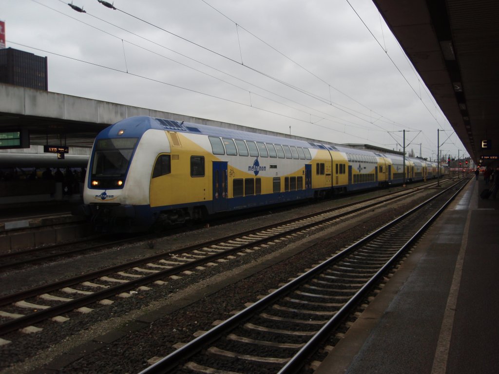Ein Doppelstock Steuerwagen der metronom Eisenbahngesellschaft als ME Gttingen - Uelzen in Hannover Hbf. 05.02.2011
