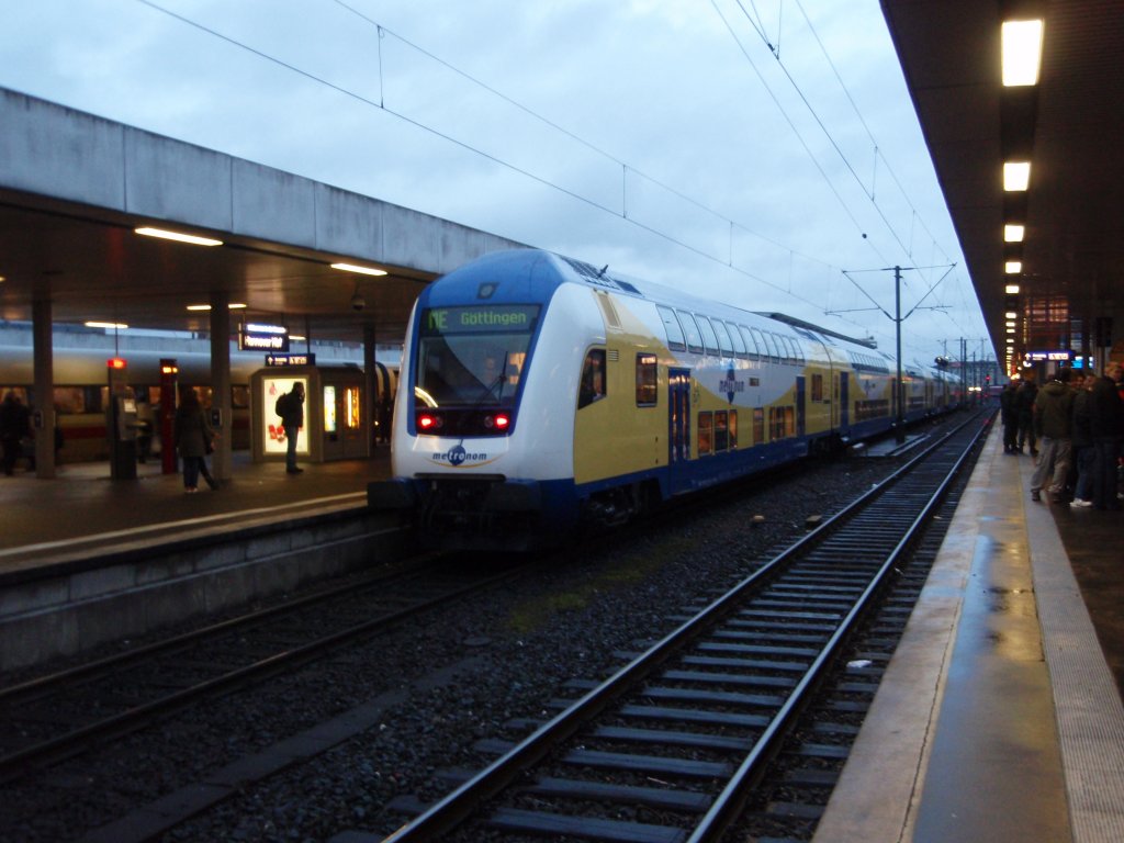 Ein Doppelstock Steuerwagen der metronom Eisenbahngesellschaft als ME Uelzen - Gttingen in Hannover Hbf. 13.03.2010