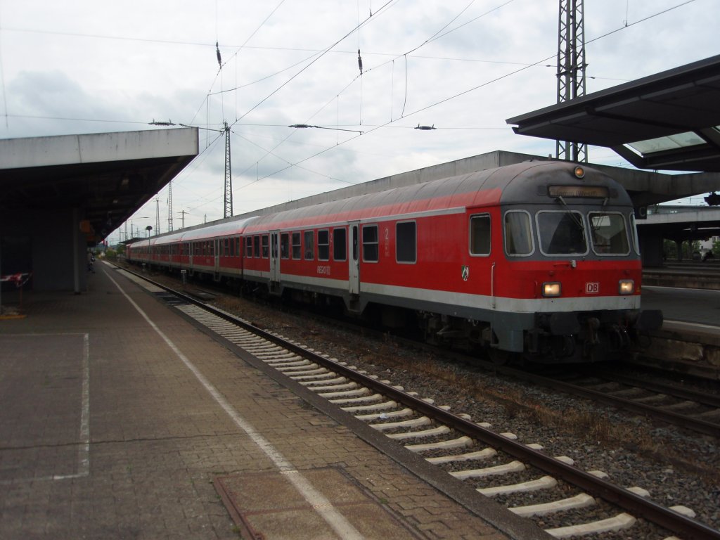 Ein Karlsruher Steuerwagen als RE 13 nach Venlo in Hamm (Westf.). 09.06.2009